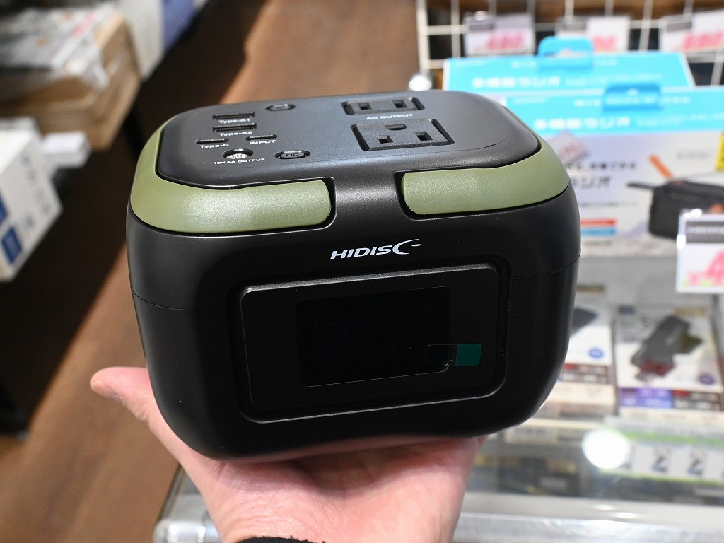 (アキバ取材班) 重さわずか1kg、手乗りサイズの小型ポータブル電源がHIDISCから。USBやACコンセント搭載
