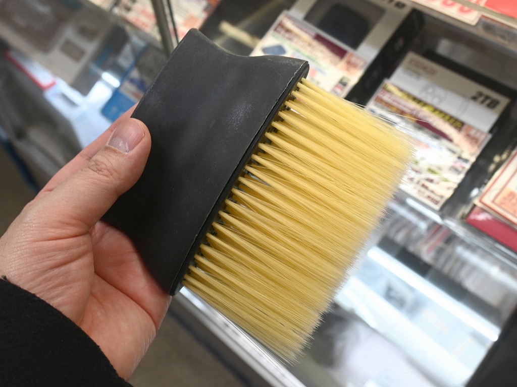 (アキバ取材班) 長い毛先でキーボードの奥まで届くお掃除ブラシ「HAKETE」がエアリアから発売