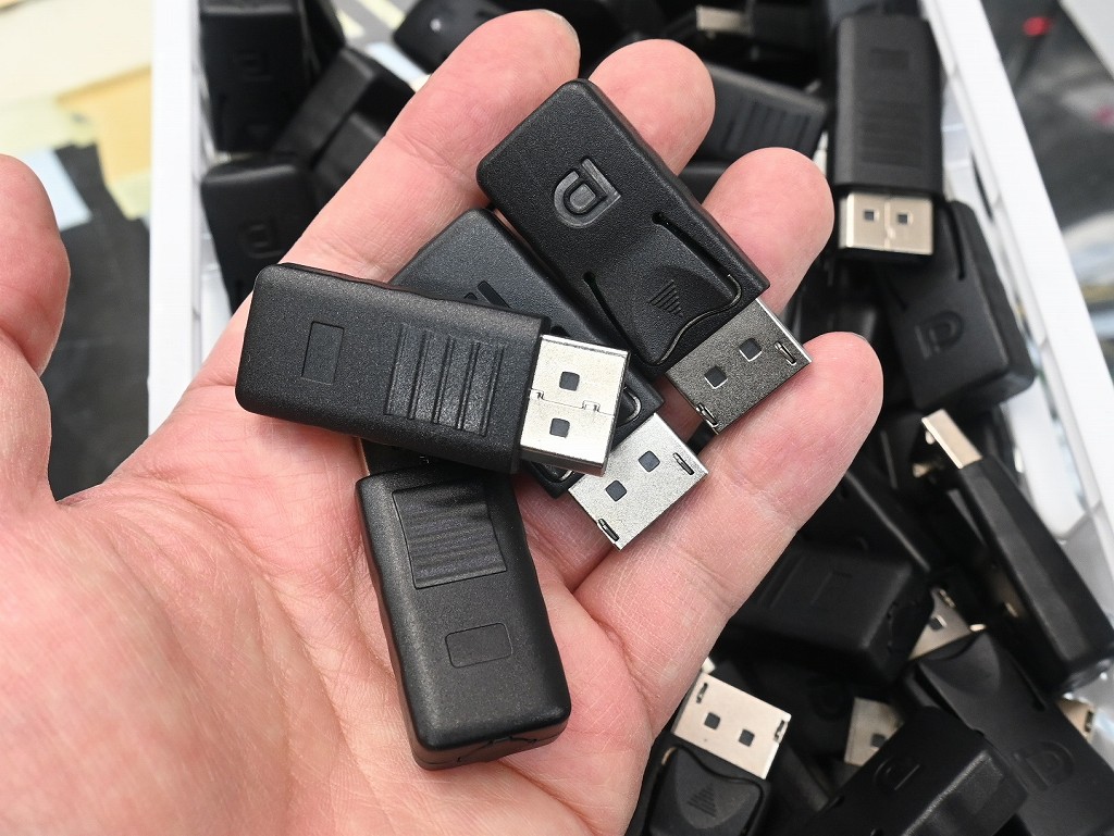 (お買い得中古品情報) DisplayPort信号を偽装できる4K対応の「DPダミープラグ」が300円で販売中
