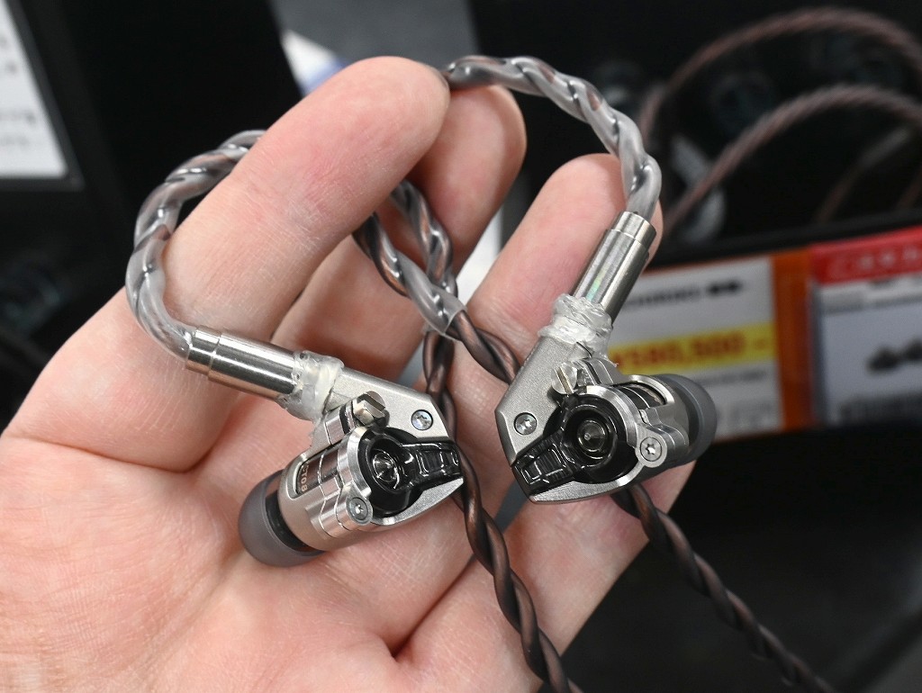 (アキバ取材班) 音響チャンバーを換装できるAcoustuneの最上位イヤホン「HICHIRIKI-篳篥-」が約58万円