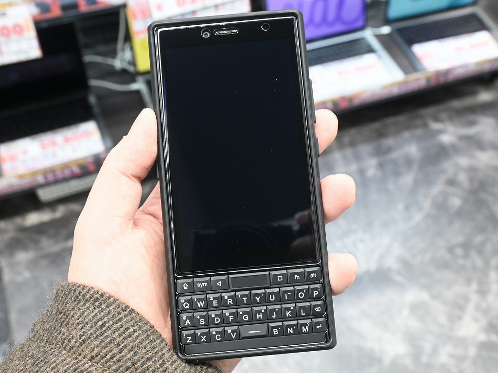 (お買い得品情報) BlackBerryライクな物理QWERTYキーボード搭載スマホ「Titan Slim」が24,800円