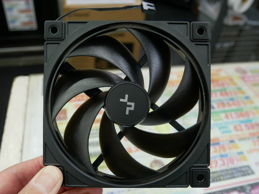 (アキバ取材班) 独自ブレードで性能アップ。DeepCoolの格安デイジーチェーンファン「FD12 V2」発売