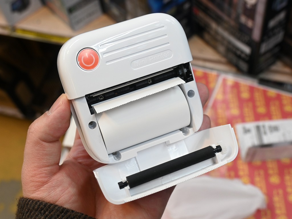 (アキバ取材班) スマホ写真をその場でプリントアウトできる「ミニプリンター Sugar」が1,700円