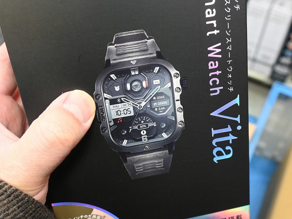(アキバ取材班) スポーツウォッチ風やApple Watch風など、税込1,700円の入門向けスマートウォッチが入荷