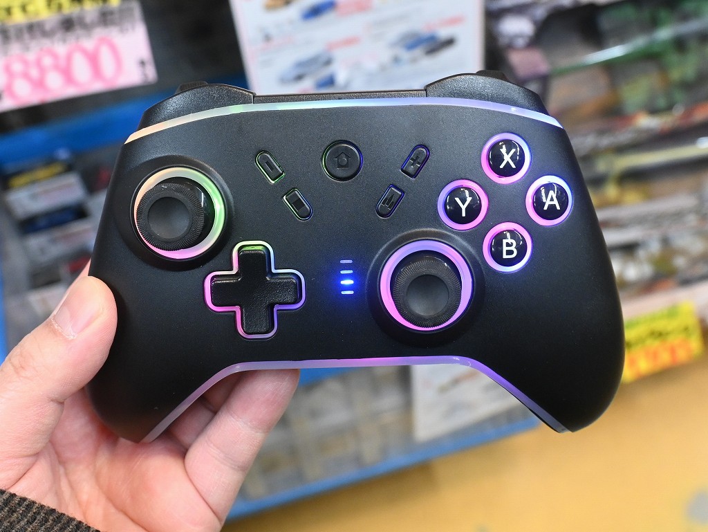 (アキバ取材班) 有線・無線両対応でアシスト機能付きの格安ゲームパッド「NSネオンコントローラー」が1,700円