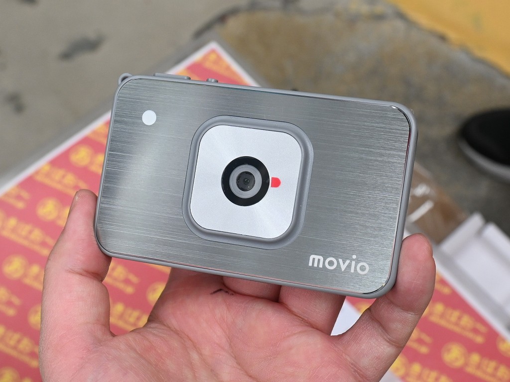 (アキバ取材班) 厚さ9.5mmの超薄型デジカメが発売。エモい写真が撮れるレトロエフェクト機能を搭載