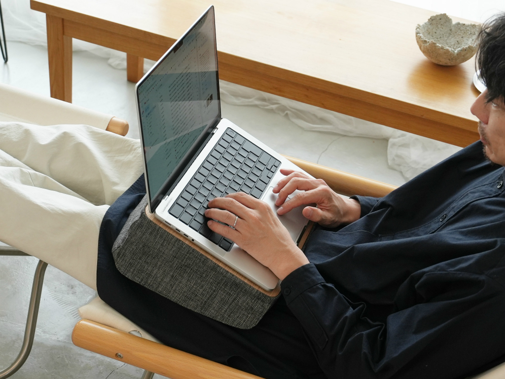 ソファやベッドをデスクに。HHKB共同開発のモバイルワークデスク「デスクエニウェア2」発売