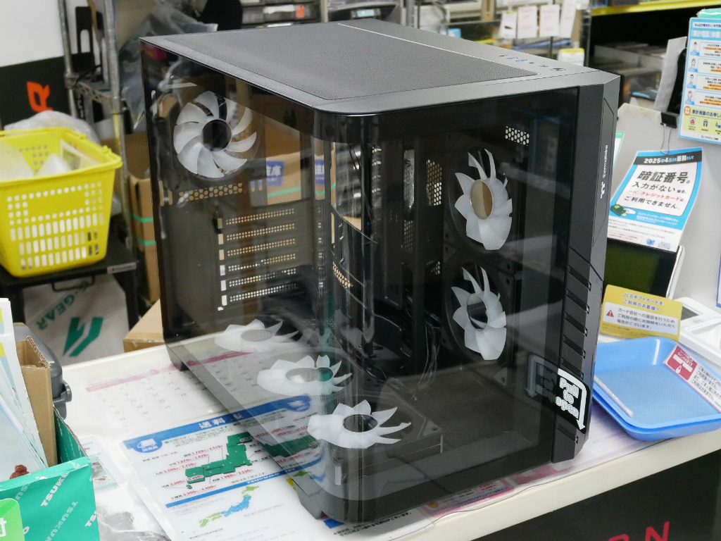 (アキバ取材班) 湾曲強化ガラス採用のピラーレスPCケース、Thermaltake「Vision 330 CR ARGB」発売開始