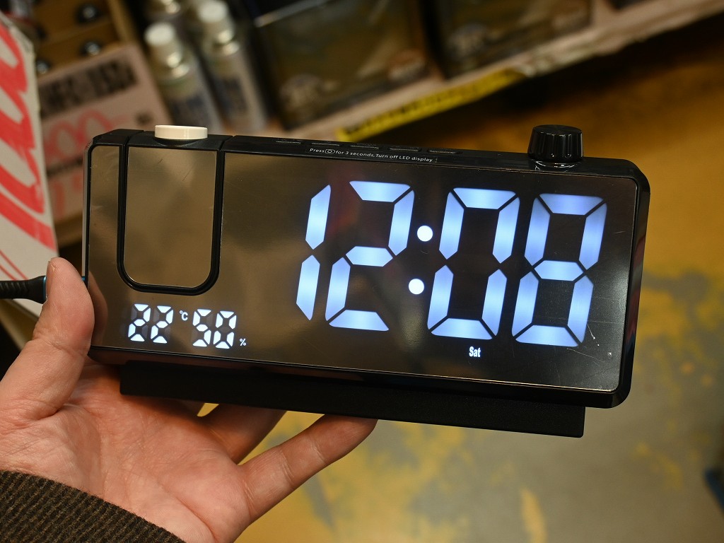 (アキバ取材班) 寝転がりながら時刻が分かる？プロジェクター機能搭載のデジタル時計が2,000円