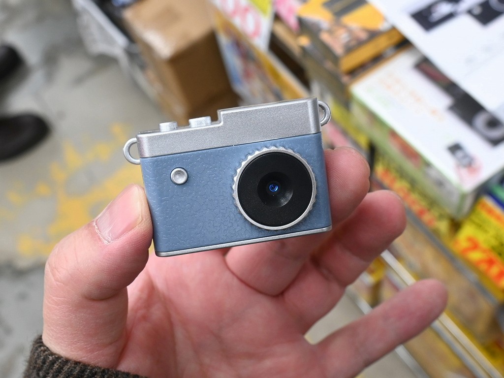 (アキバ取材班) 背面液晶付きの超小型デジカメ「vogue」が入荷、1,700円で販売中