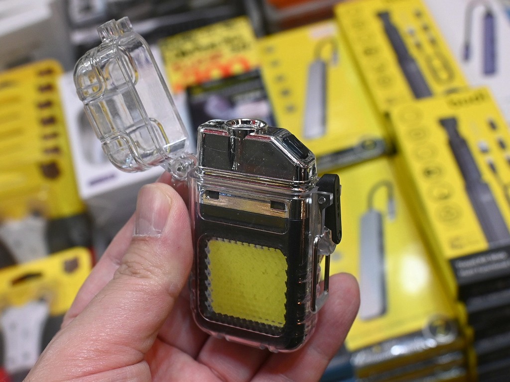 (アキバ取材班) 火を使わない「電熱ライター」が600円で販売中。防水仕様でLEDライトも内蔵