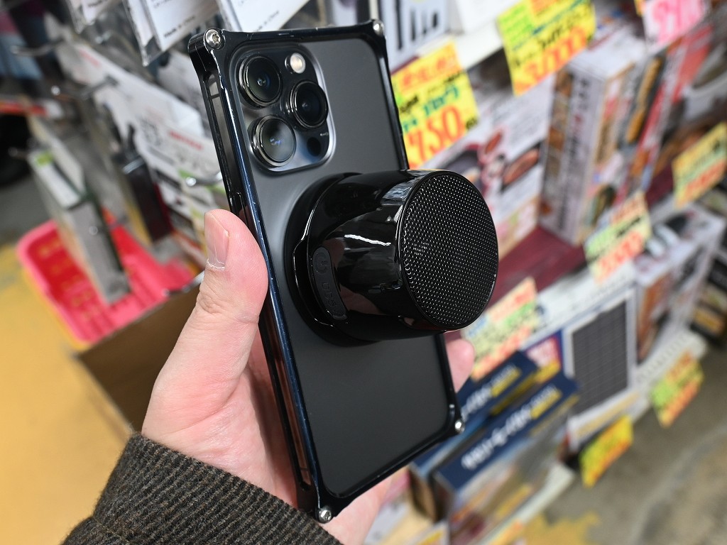 (アキバ取材班) iPhoneとマグネット合体する「MagSafeスピーカー」が1,200円で販売中