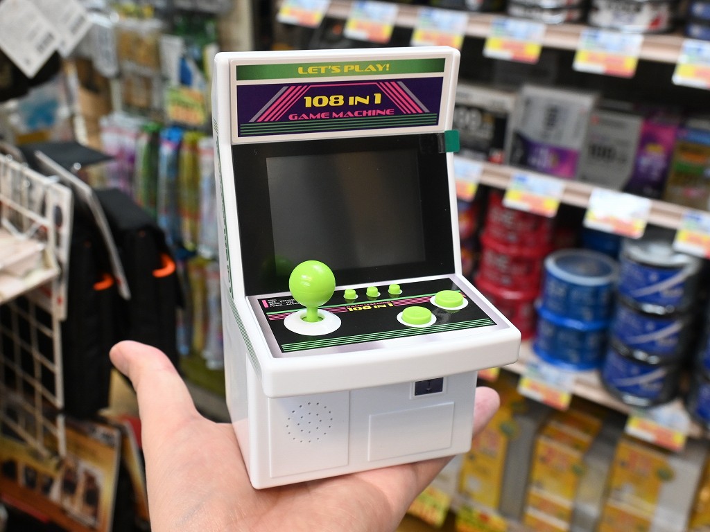(アキバ取材班) 108種のレトロゲームを詰め込んだ、手乗りサイズのアーケード筐体型ゲーム機が1,700円